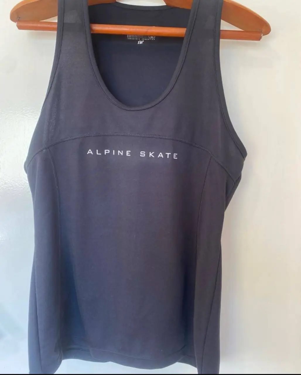 Musculosa deportiva negra con estampado "ALPINE SKATE" en blanco. Ideal para actividades físicas. Talle 46.axilas 49, largo 66