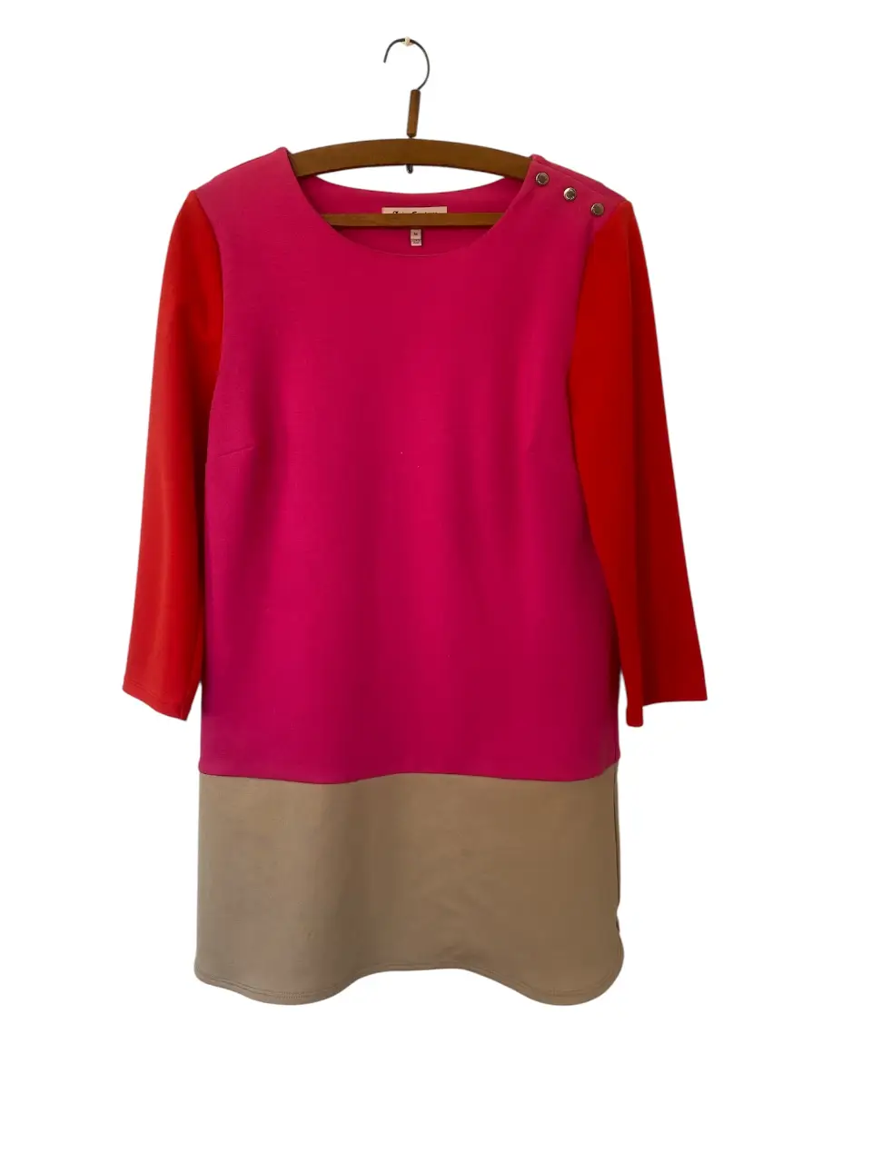 Vestido midi de mujer, con mangas largas en color naranja y cuerpo en rosa. La parte inferior es de color beige. Ideal para un look casual y moderno. Hombros 40, axilas 41 mangas 47 largo 81. Tiene algunas manchitas que se ven agrandando las fotos (x eso el precio)