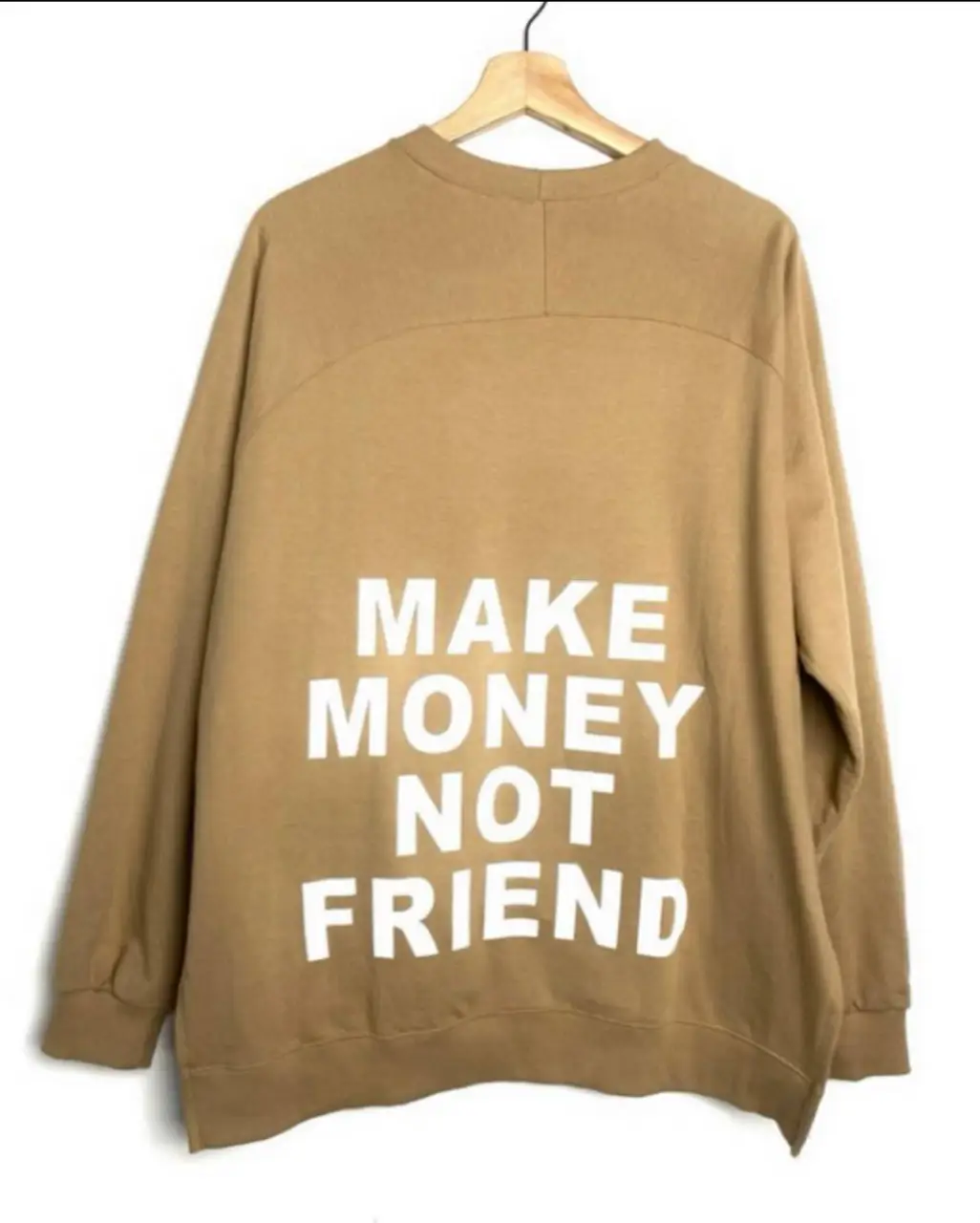 Buzo de cuello redondo color crudo con estampado "MAKE MONEY NOT FRIEND" en la espalda. Ideal para un look casual y urbano. Oversize mangas ranglanaxilas 60largo delantero 65largo trasero 71