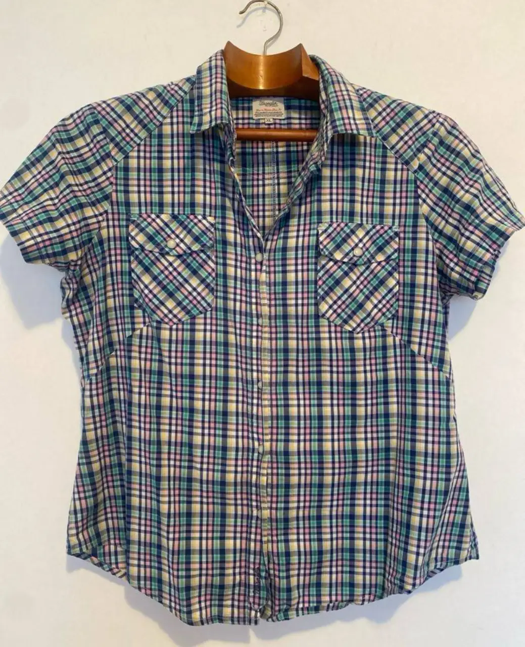 Camisa a cuadros para mujer, manga corta, con dos bolsillos delanteros. Ideal para un look casual y fresco.