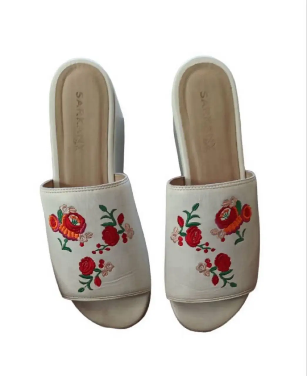 Sandalias de mujer blancas con bordado floral en la capellada. Ideales para un look fresco y femenino. se entrega en caja original 