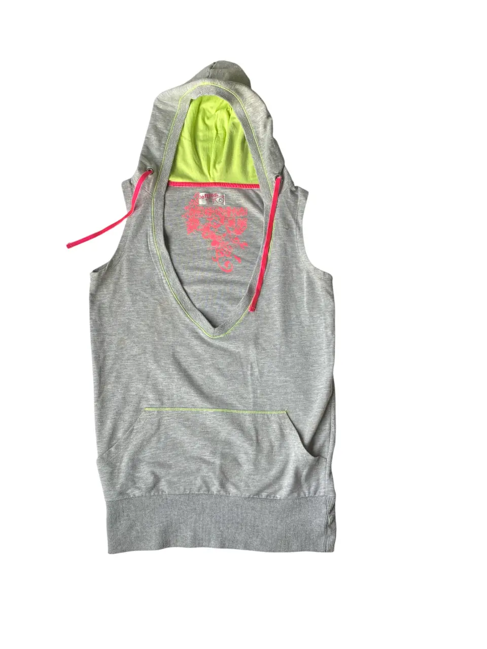 Chaleco deportivo con capucha para mujer, color gris con detalles en verde flúo y rosa. Ideal para entrenamientos y actividades al aire libre. Diseño sin mangas y bolsillo frontal. Axilas 53, largo 75