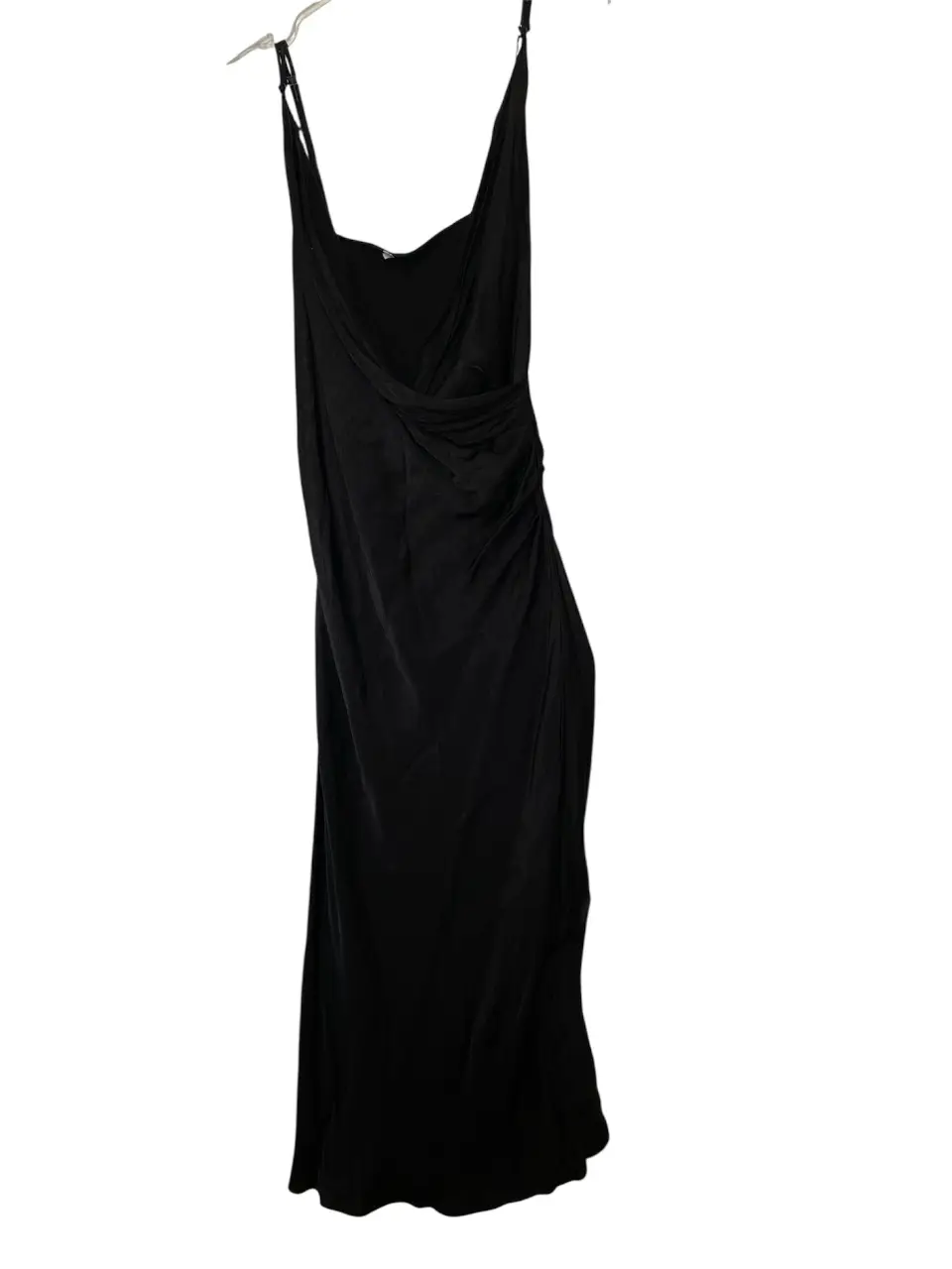 Vestido lencero negro con tiras finas y drapeado en la cintura Cierre escondido lateral, Con un escote profundo. Ideal para una salida elegante.  Axilas 40 cintura 40 largo 103