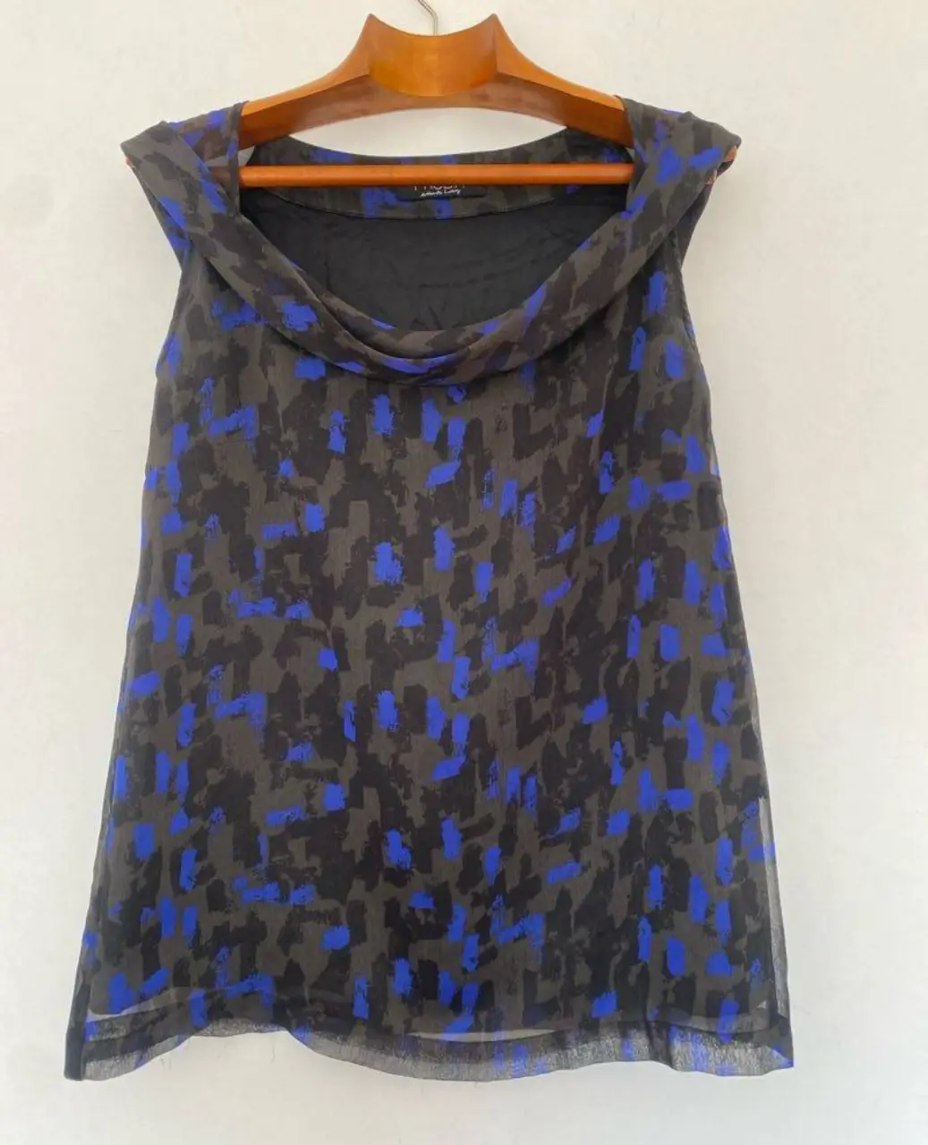 Blusa de mujer con estampado abstracto en tonos negro y azul. Diseño con cuello alto y mangas cortas. Ideal para un look elegante y moderno. forrada de la marca danesa Phobia