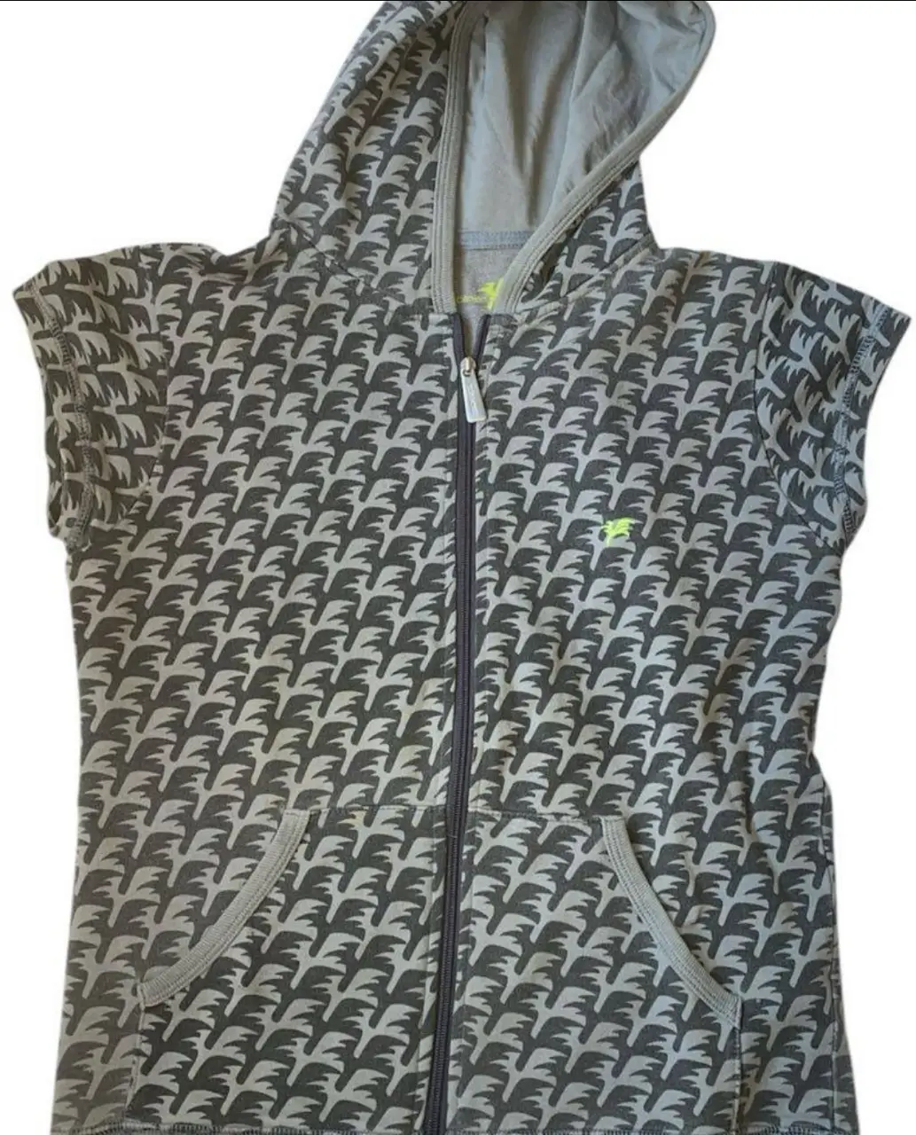 Buzo con cierre y capucha sin mangas, estampado con diseño repetitivo. Marca Wollner (marca brasilera) hombros 38 axilas 46 largo 59