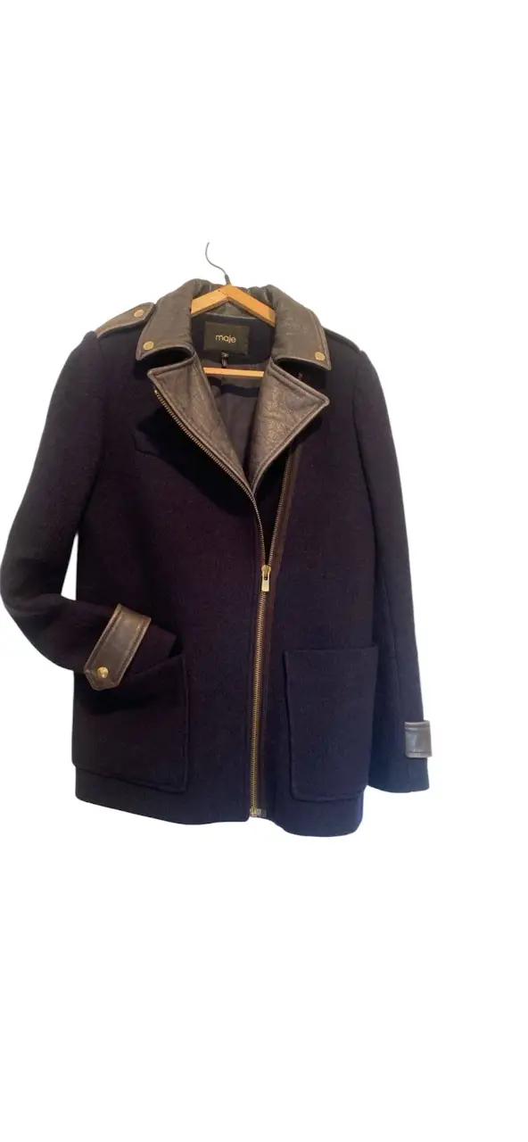 Campera biker 100% lana azul marino con detalles en cuero de la marca francesa Maje. Posee cierre frontal, bolsillos y detalles en los hombros y puños. Ideal para un look moderno y sofisticado. talle 38 Medidas del abrigo cerrado sobre plano hombros 40, axilas 47, largo 75,  largo de mangas 64