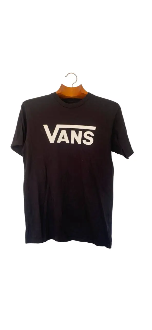 Remera negra de hombre de la marca Vans, con el logo blanco estampado en el frente. Corte clásico, ideal para un look casual y urbano.