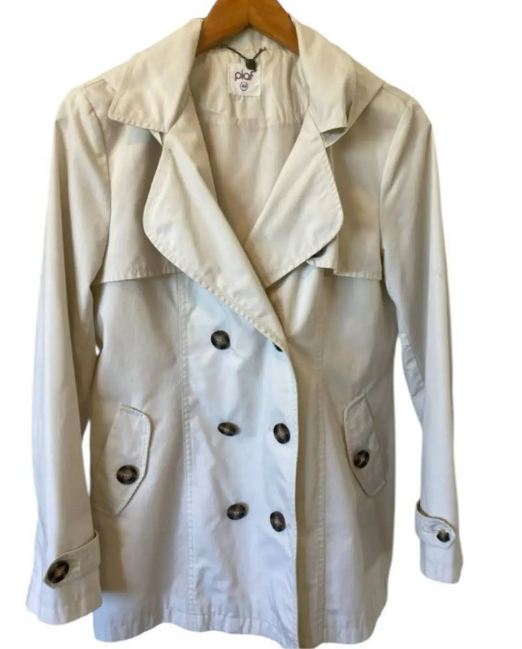 Trench coat color tiza de mujer, con botones y capucha. Ideal para media estación. hombros 40, axila 52, mangas 61, largo 81