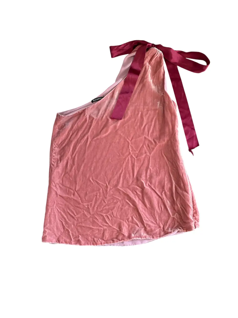 Top de terciopelo rosa con un solo hombro y lazo en el hombro. Ideal para una salida o fiesta. Cierre laterales, escondido y totalmente forrado en seda. Axilas 44, cadera 53, largo desde el hombro 65