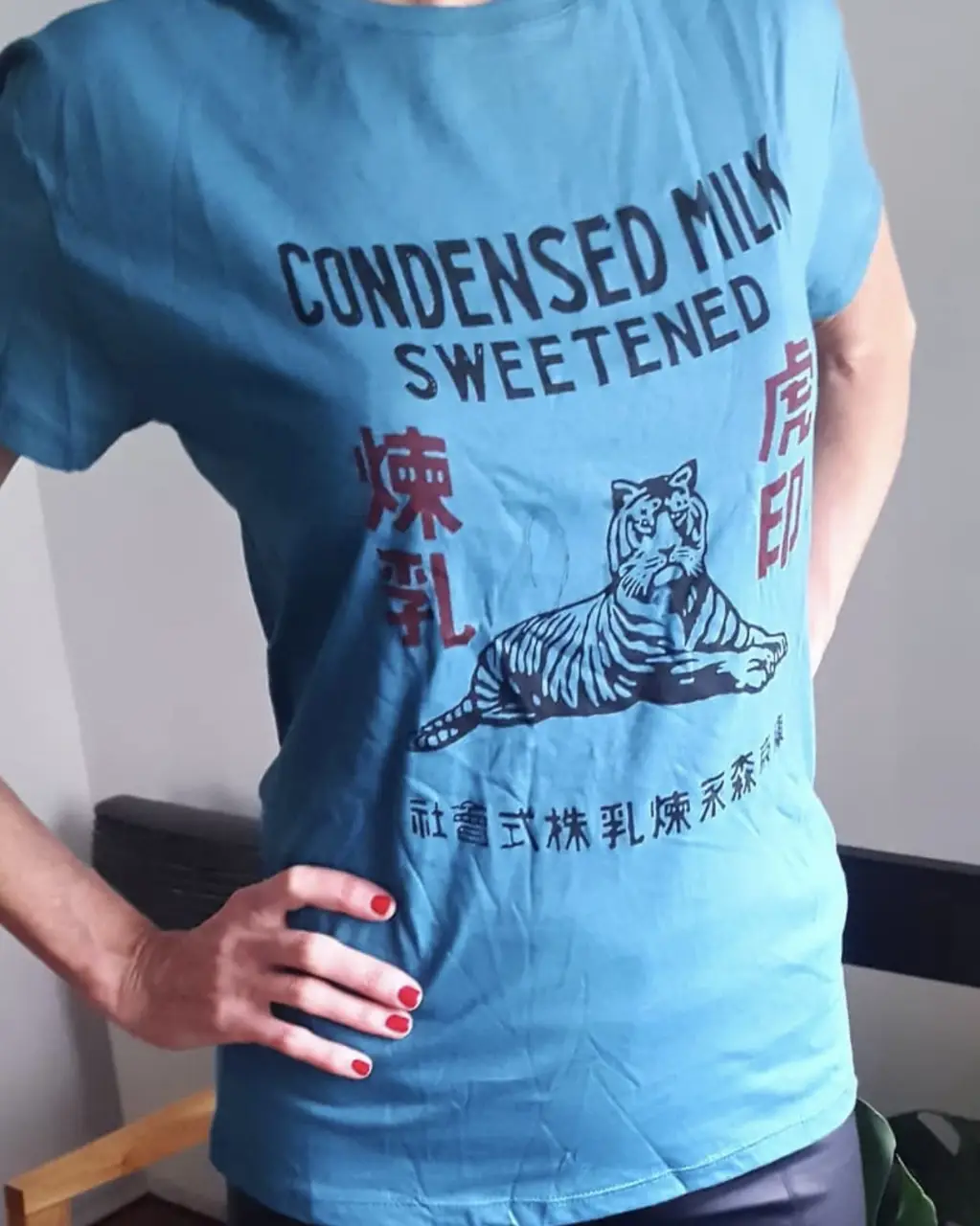 Remera de manga corta turquesa con estampado de un tigre y letras en chino. Ideal para un look casual y con onda. 100% algodón peruano (sima) de la marca grōva, el algodón peruano es reconocido por su excelente calidad y durabilidad, hombros 52 axilas 53 largo 72