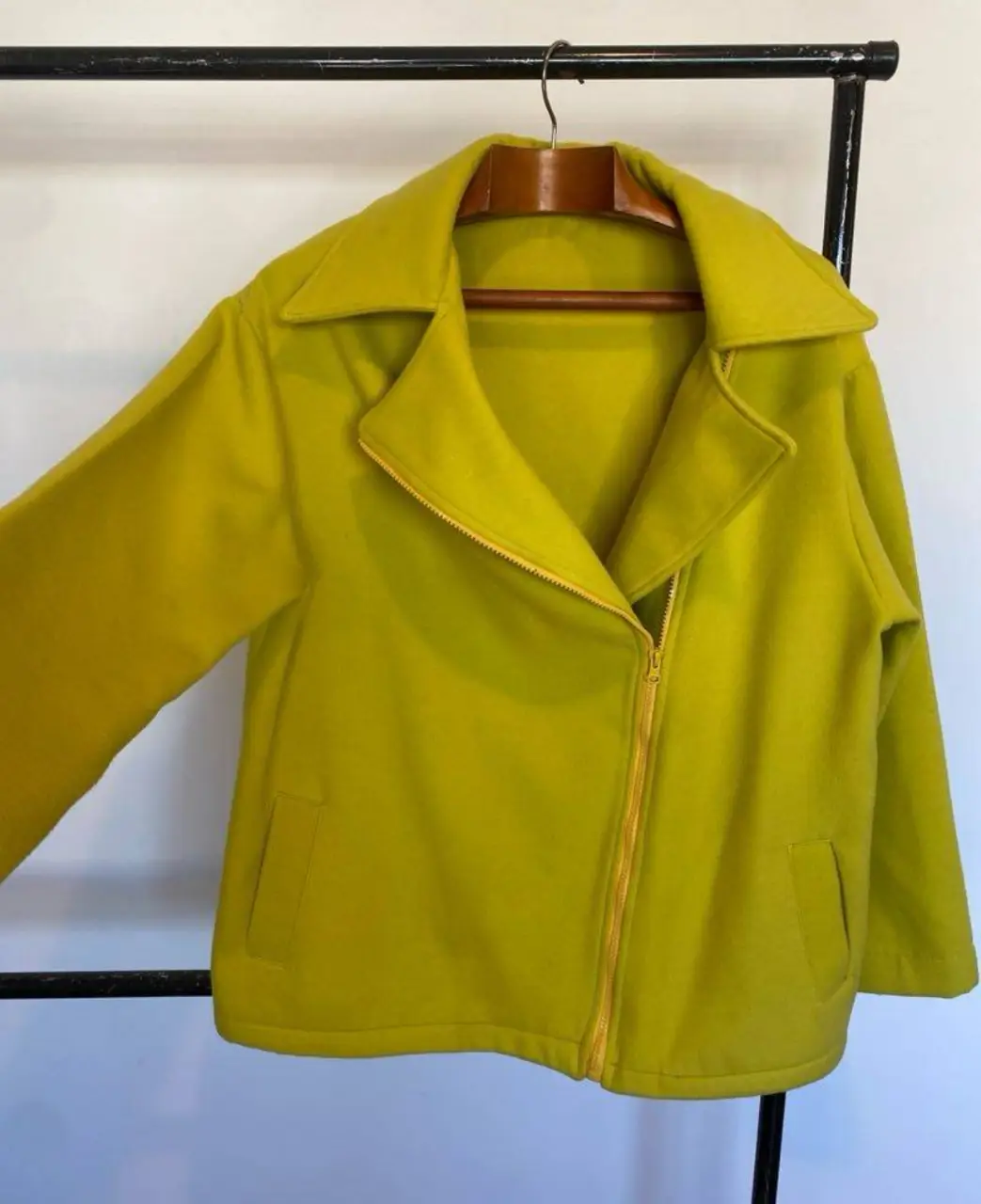 Campera de mujer estilo biker en color verde lima. Con cierre y bolsillos. Ideal para un look moderno y canchero.dice m pero es bastante grande.  hombros 50 axilas 56 mangas 56 largo 69