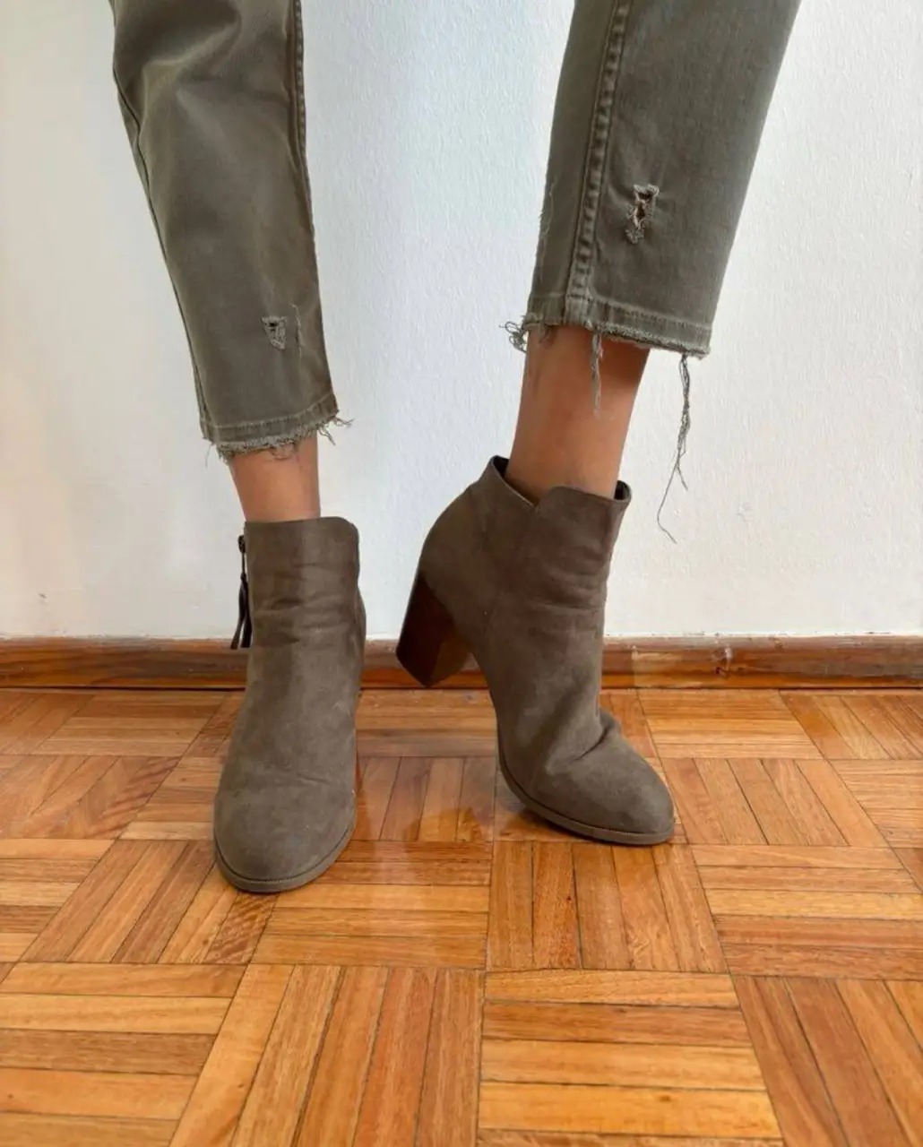 Botines de gamuza grises con taco de madera. Cierre lateral para facilitar el calce. Ideales para un look casual y moderno. taco 9cm, plantilla + taco externo: 27cm