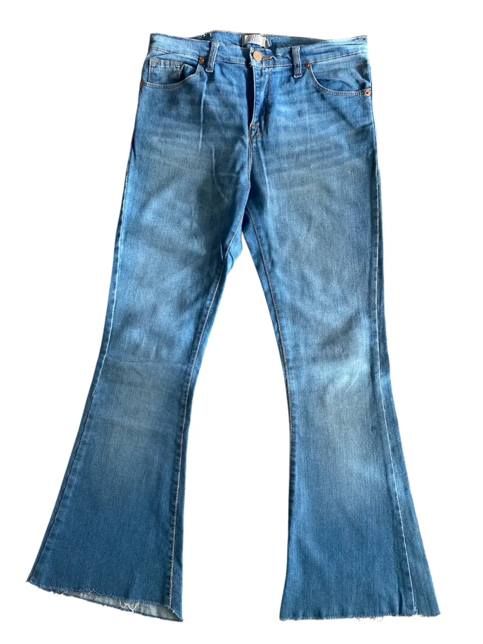 Jeans de mujer, corte campana, tiro medio, color azul claro. Ideal para un look casual y moderno. Cintura 40-44, largo 97 tiene manchitas en las piernas 