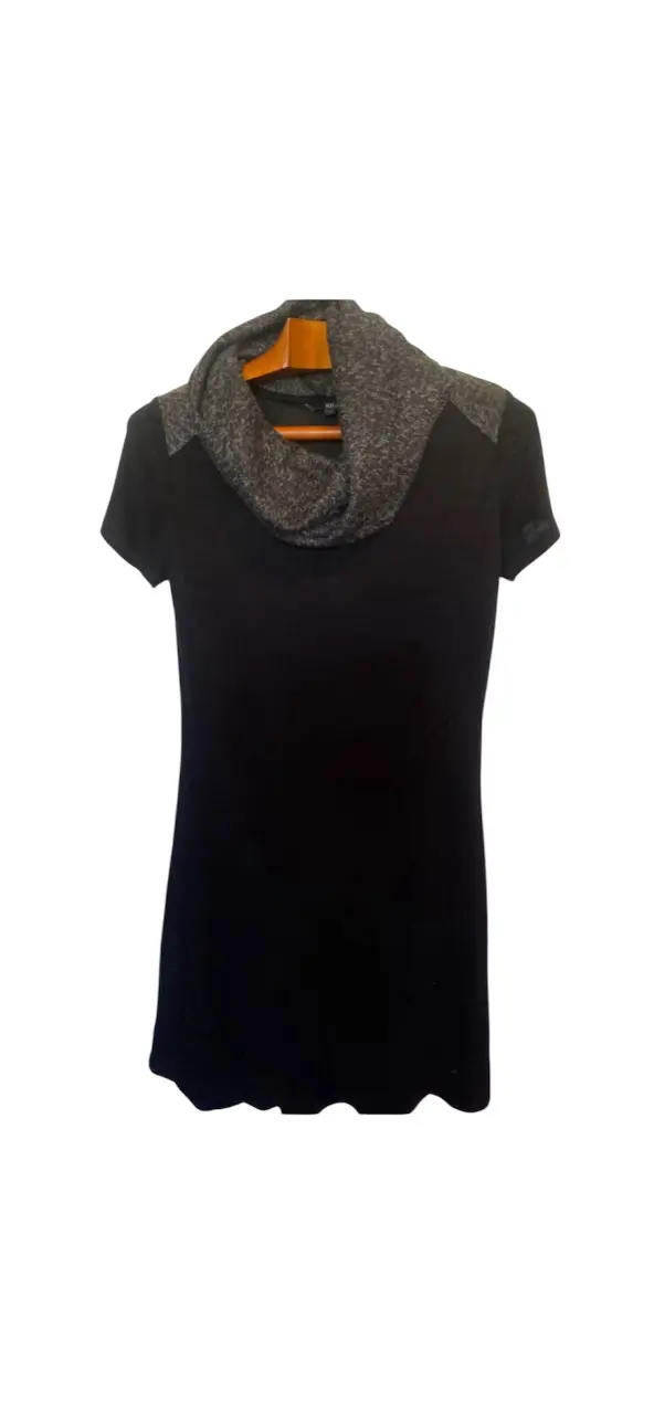 vestido de kill, talle 42, con detalles en la polera y en los hombros en un gris jaspeadoestá totalmente forrado  y es elastizado. hombros 40, axilas sin estirar 44, largo 88