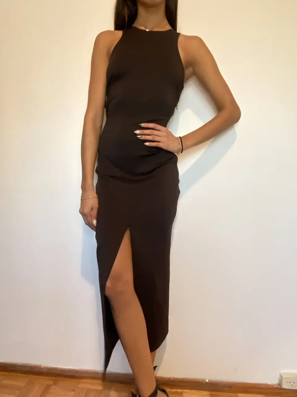 Vestido midi marrón con abertura en la pierna y espalda descubierta. Ideal para eventos especiales o salidas nocturnas.