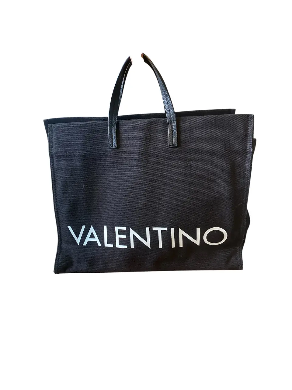 Bolso tote negro de la marca Valentino, ideal para llevar todo lo que necesitas con estilo. Perfecto para el día a día o para un look más casual.tiene un poco de roce detrás y le falta la correa larga. 30x37