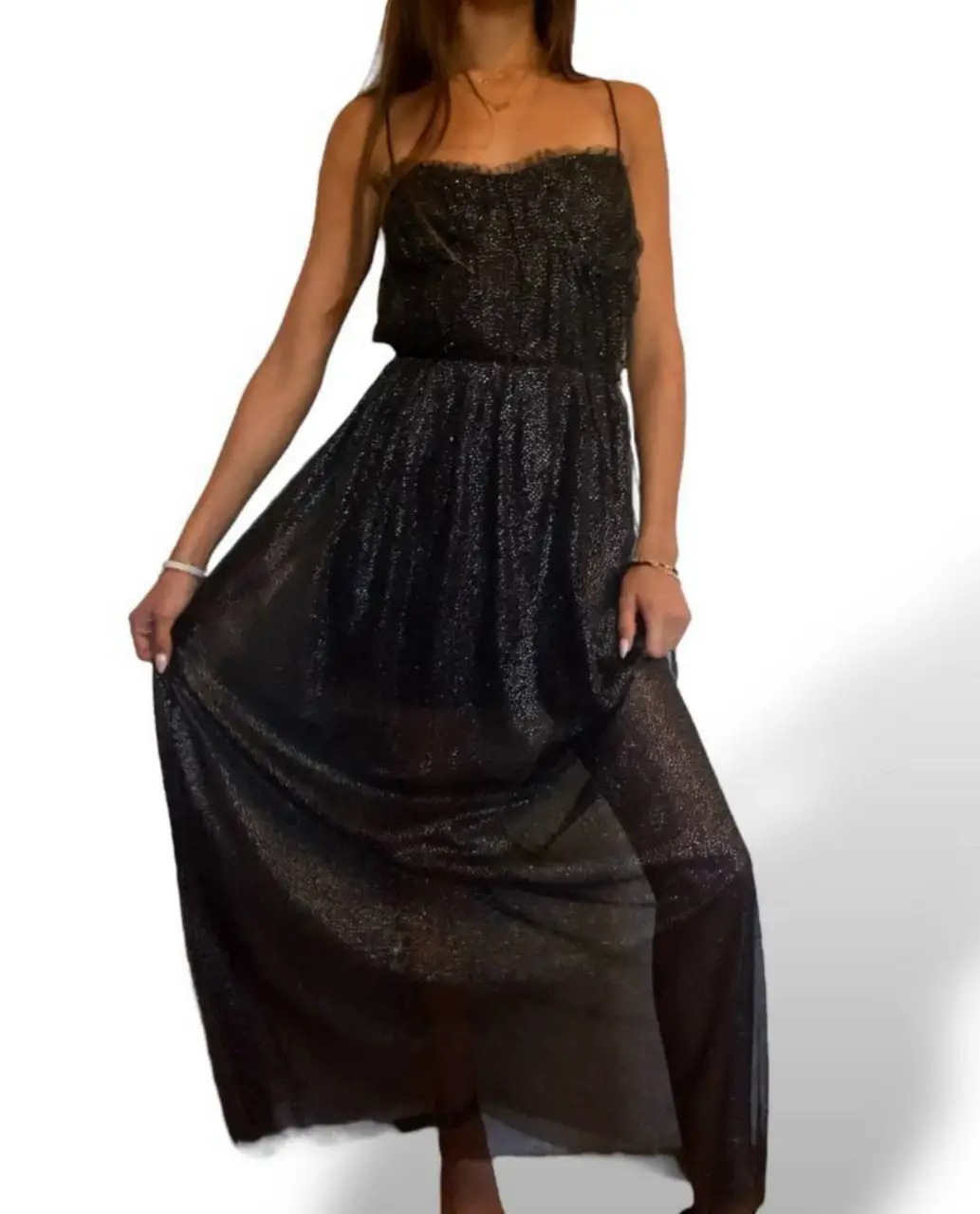 Vestido largo de fiesta negro con brillos, Bershka Special Edition. Tiras finas y detalle de volados en el escote. Ideal para eventos especiales.línea del corte bajo pecho 33cmlargo del escote al elástico bajo pecho 22  mdesde el corte en el bajo pecho hasta el ruedo 109 cmlargo del bretel 42 cm