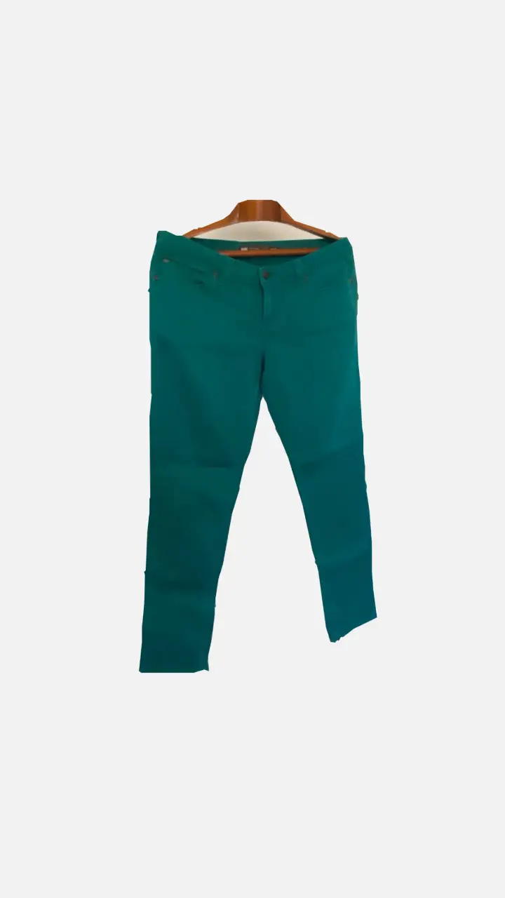 Pantalón Levis de mujer, corte recto. Ideal para un look casual y cómodo.color  turquesa verdoso. tiene elastano así  que cede un poco cintura 44-48 tiro delantero 22 tiro trasero 34ancho de pierna a la altura del tiro 30 largo desde la cintura delantera 98 botamanga 15