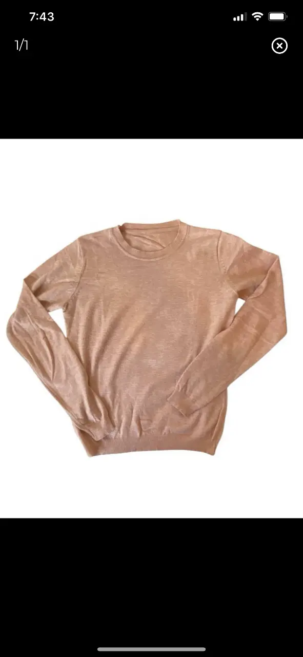 Sweater Color durazno suave, de cuello redondo y manga larga. Ideal para un look casual y cómodo. tiene algún roce del uso. Hombros 35, axilas46, largo 56