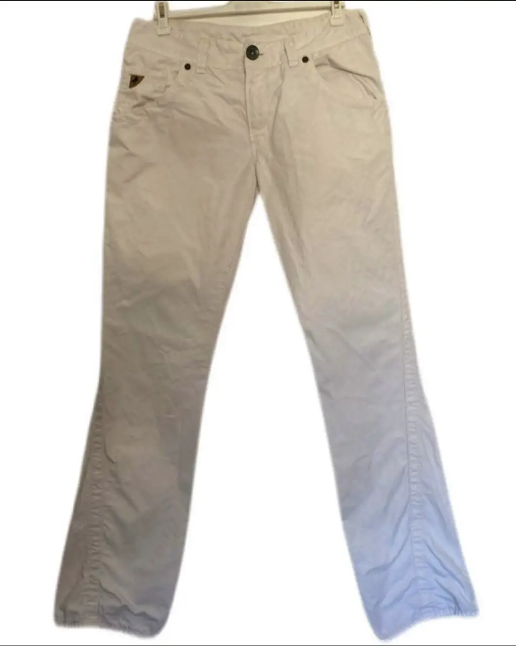 Pantalón Lois Jeans blanco, talle 42/33.  cintura 43 cadera a la altura donde empieza el tiro 56 aprox largo 108 aprox ancho muslo a la altura del tiro 30  aprox todo sobre plano. tiene un poco flojo el botón