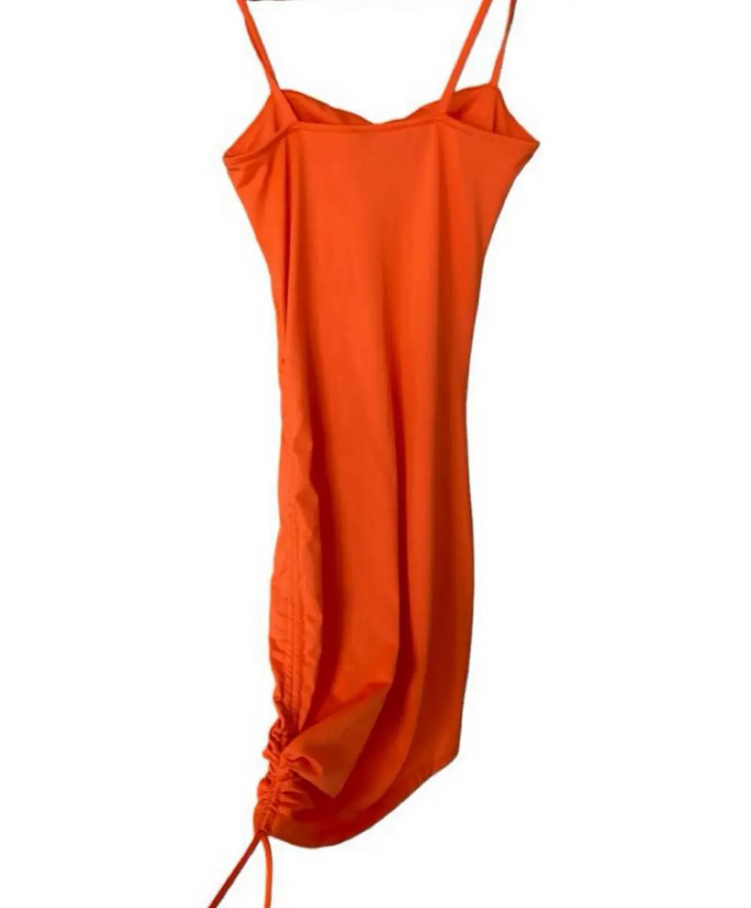 Vestido mini naranja con tiras finas y detalle fruncido en un lateral. Ideal para una salida o fiesta.