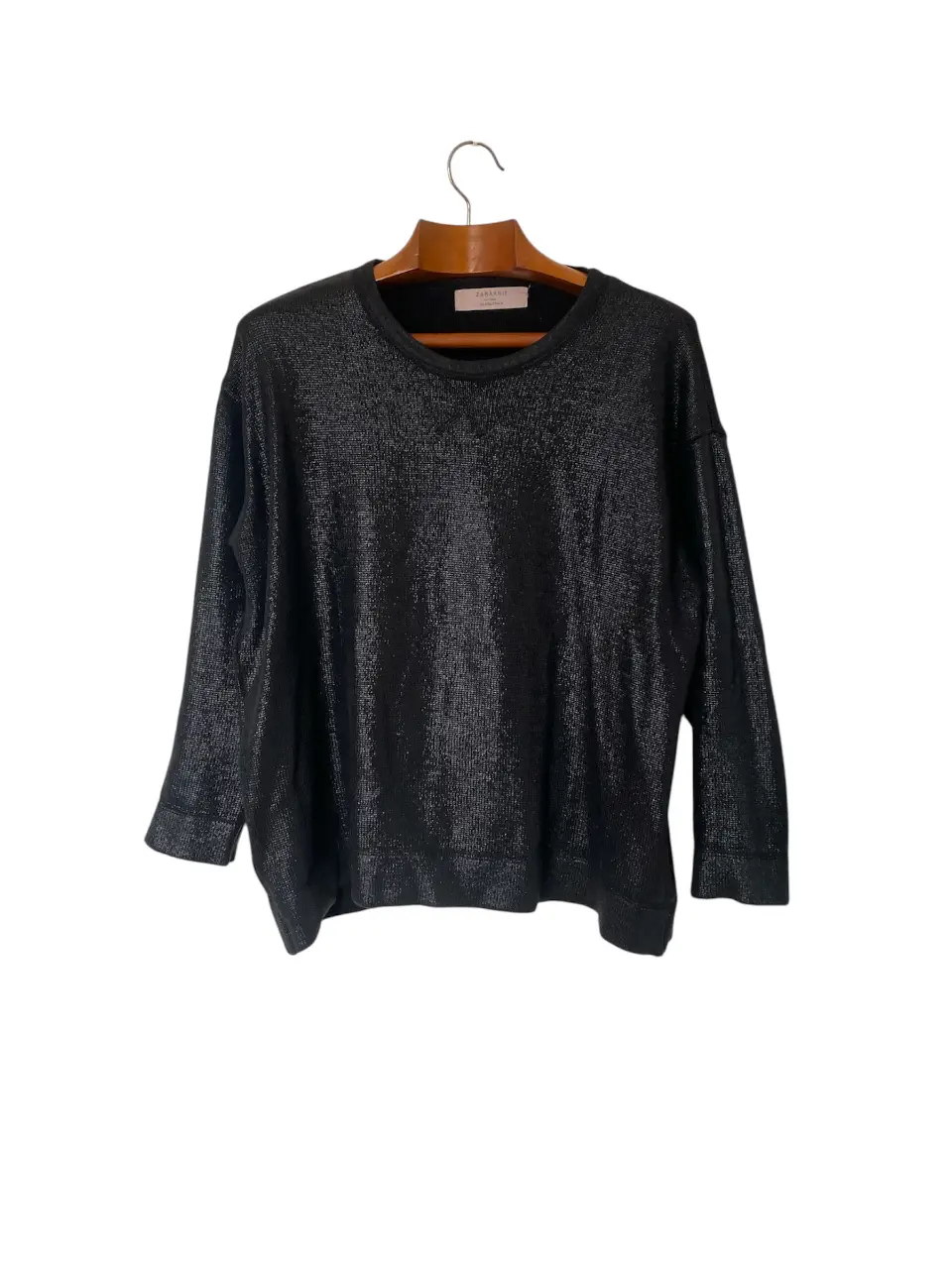 Buzo negro con brillo, ideal para un look elegante y moderno. Oversize. Perfecto para salir o para un evento especial. Un básico que no puede faltar en tu guardarropa.  Axilas 58, largo 62