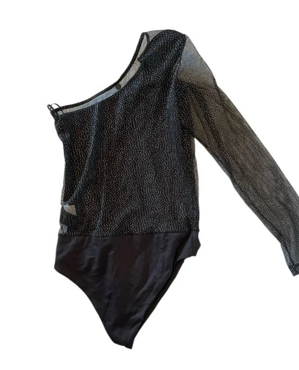 Body de mujer negro con un solo hombro y manga larga de tul con lunares. Ideal para fiesta o salida. Axilas 35, Largo desde el hombro 50