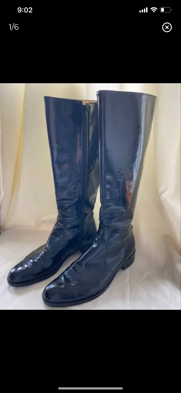 Botas BOTICELLI de caña alta de cuero acharolado negro, con cierre lateral. Ideales para un look elegante y sofisticado. caña 39cm taco 2,5cm tengo 26 cm de pie y me van perfectas