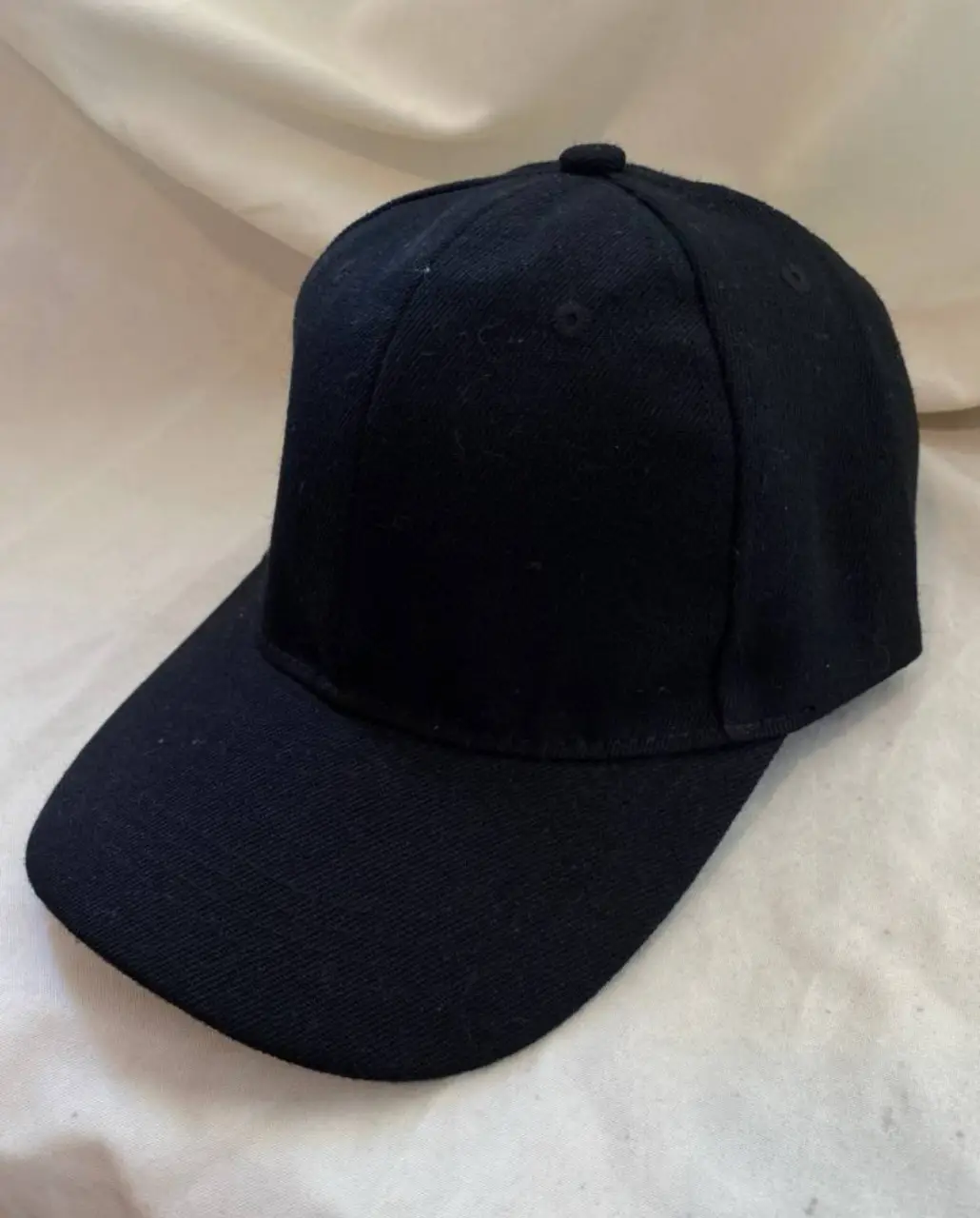 Gorra de béisbol negra, clásica y versátil. Ideal para un look casual y urbano. Perfecta para protegerse del sol con estilo.