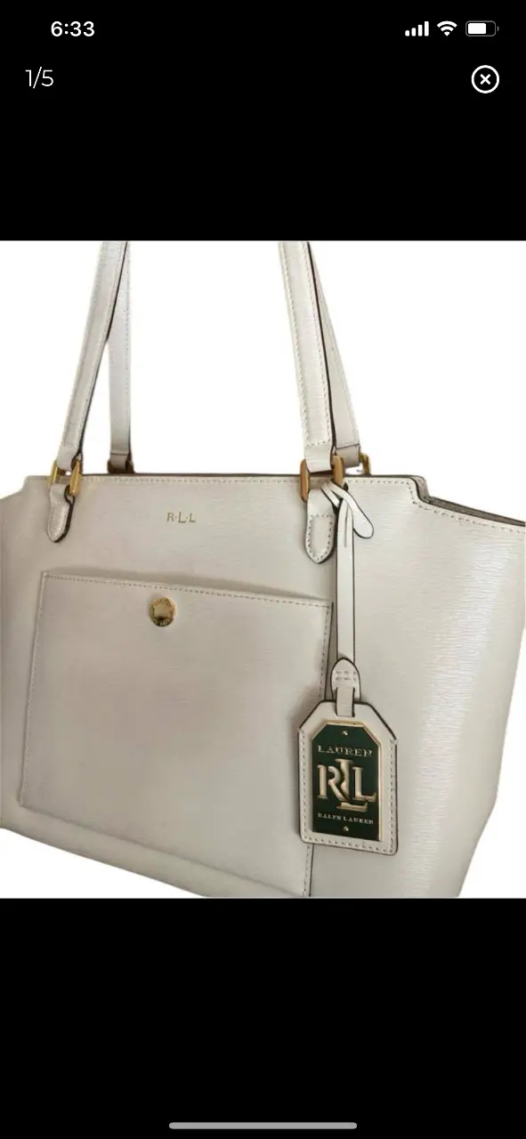 Cartera de cuero blanco de la marca Lauren Ralph Lauren. Ideal para llevar todo lo que necesitas con estilo y elegancia. Cuenta con un bolsillo exterior y un interior espacioso. 35x21cm