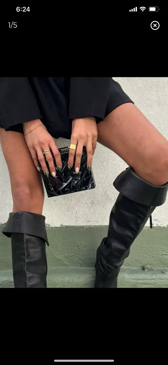 Clutch rígido negro con diseño marmolado. Ideal para eventos y salidas. Hay opción para ponerle una cadenita