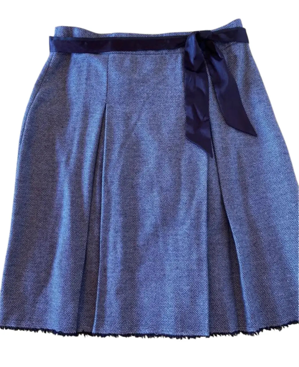 Pollera sastrera de mujer, con diseño de espiga en color marrón. Posee un lazo en la cintura y un detalle de flecos en el borde inferior. Ideal para un look elegante y sofisticado. Marca danesa OXMO. cintura 40, largo 59. divina!