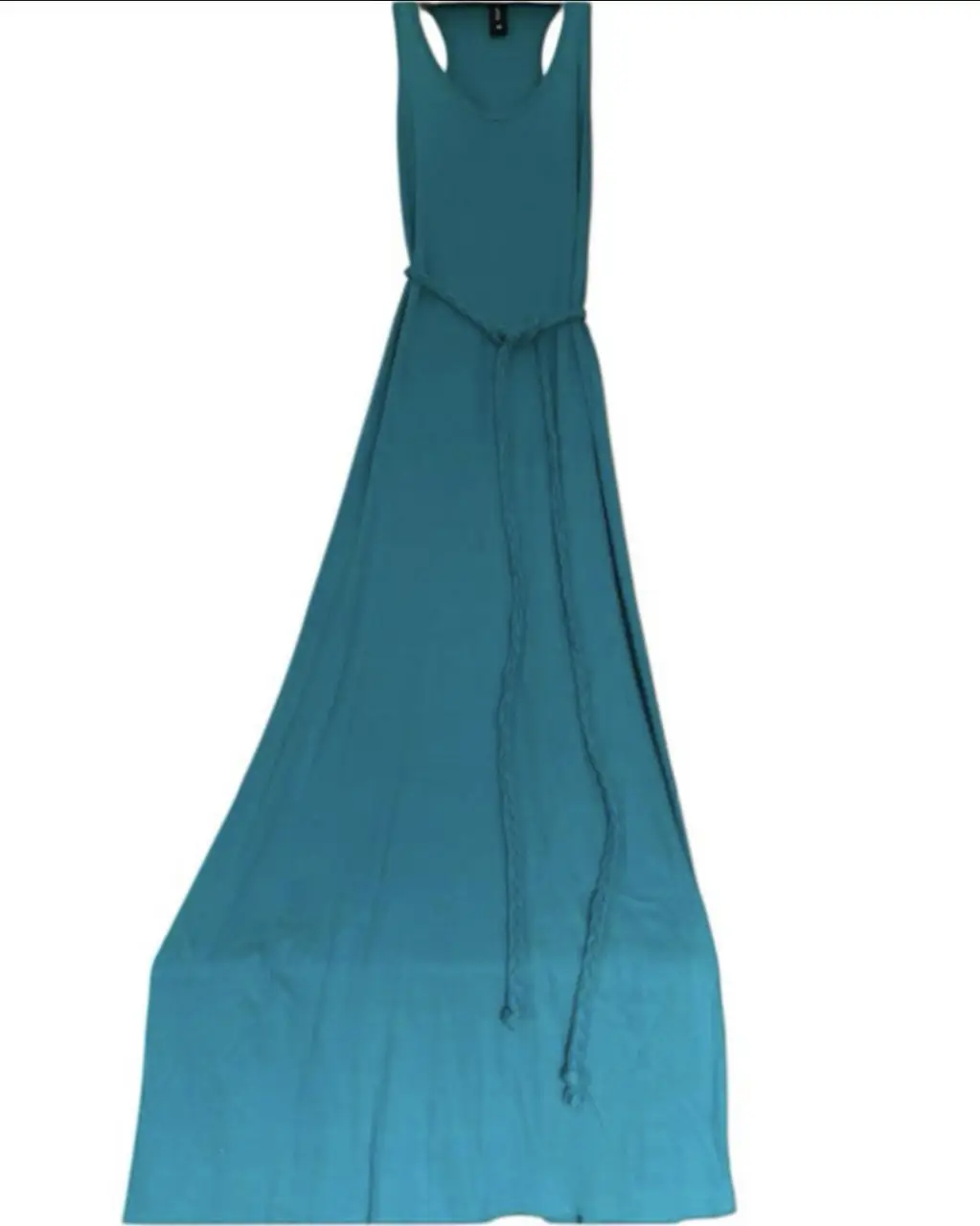 Vestido largo de mujer, color turquesa, con detalle de cinturón trenzado. Ideal para un look fresco y cómodo.