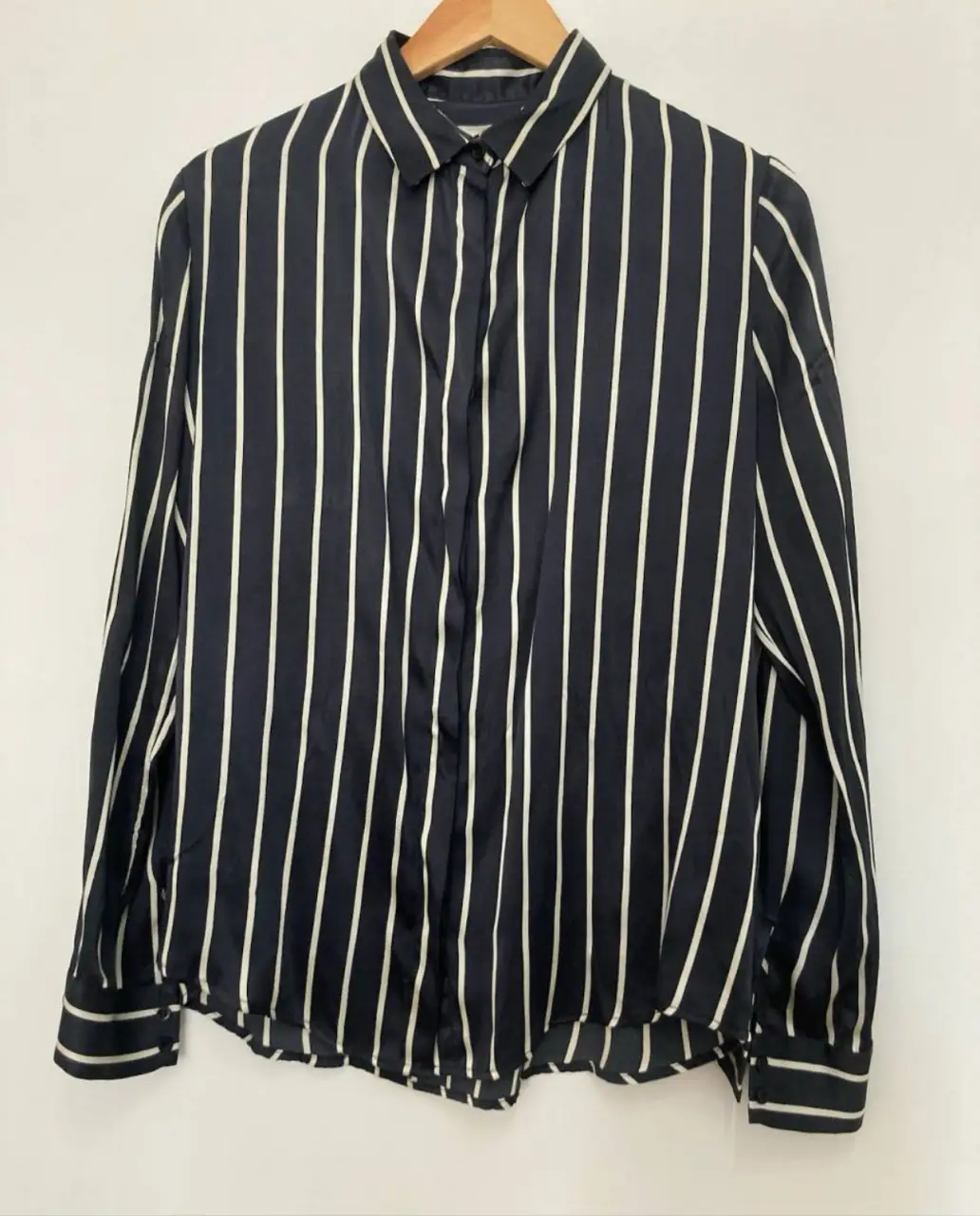 Camisa de mujer a rayas verticales en azul marino y blanco. Marca Paula Cahen D'Anvers. Ideal para un look elegante y sofisticado. 100% seda 50cm de ancho 70 de largo 63 de mangas y 39 de hombros