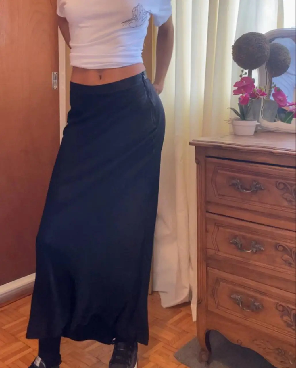 Pollera larga negra de satén, ideal para un look elegante y versátil. Talle 38, de la marca H&M. Perfecta para combinar con diferentes tops y crear outfits sofisticados. cintura 36ancho 45 aprox (se ensancha un poco)largo delantero 94 largo trasero 107