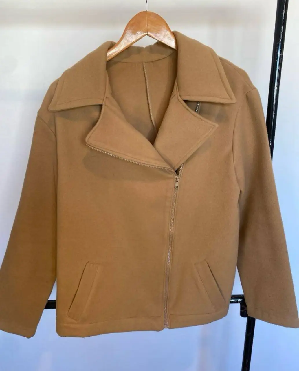 Campera estilo biker de paño color marrón. Posee cierre y bolsillos delanteros. Ideal para un look moderno y abrigado.único detalle se ve en la manga un poquito manchada.  dice talle m, pero es bastante grande. hombros 50, axilas 55, mangas 55, largo 66
