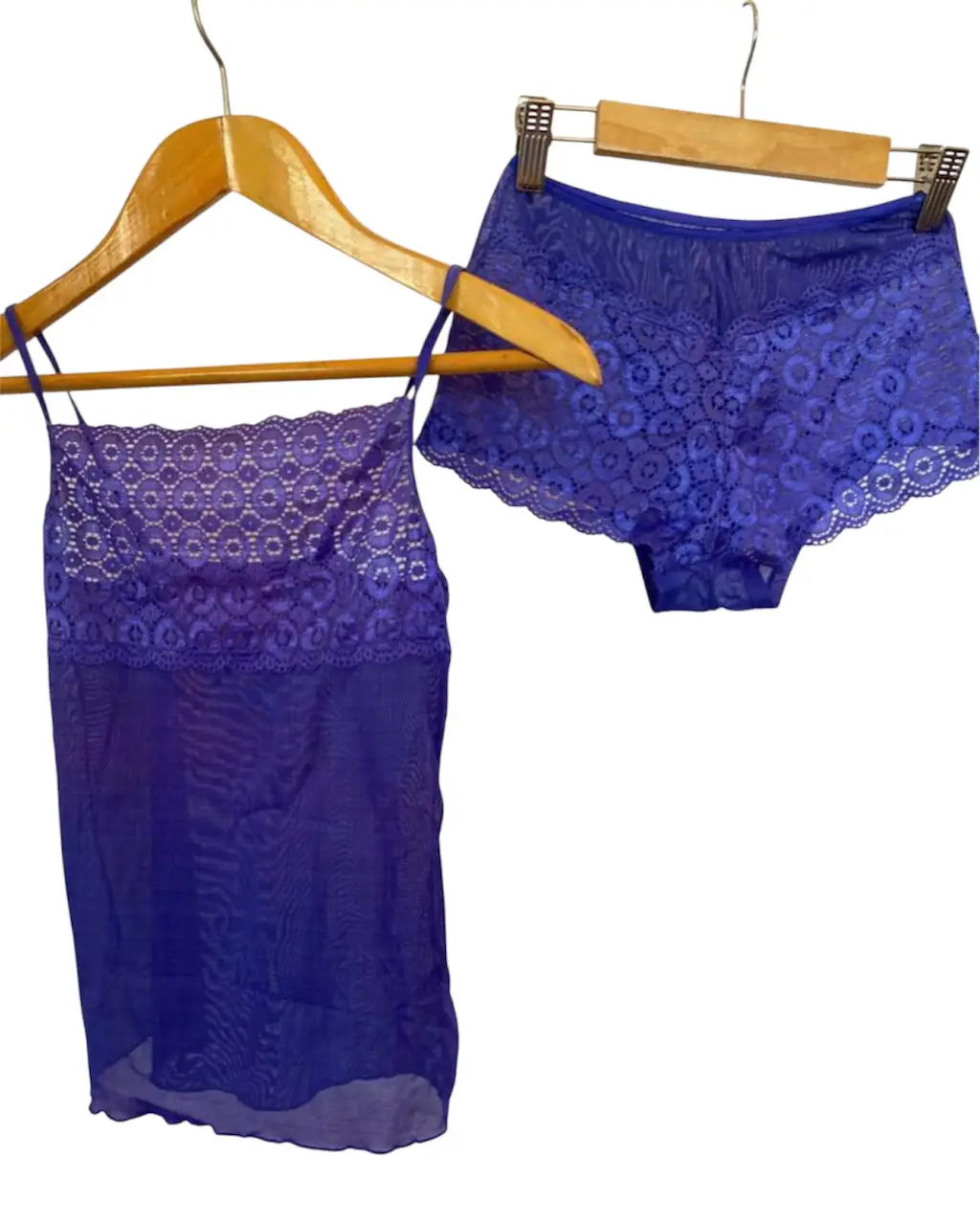 Conjunto de lencería de dos piezas.  Incluye un top con detalles de encaje y tirantes finos, y una bombacha a juego con encaje en los bordes. Ideal para un look romántico y delicado.está sin uso completamente nuevo pero el top tiene como un pequeño descolorido que vi al sacarlo de la bolsa.