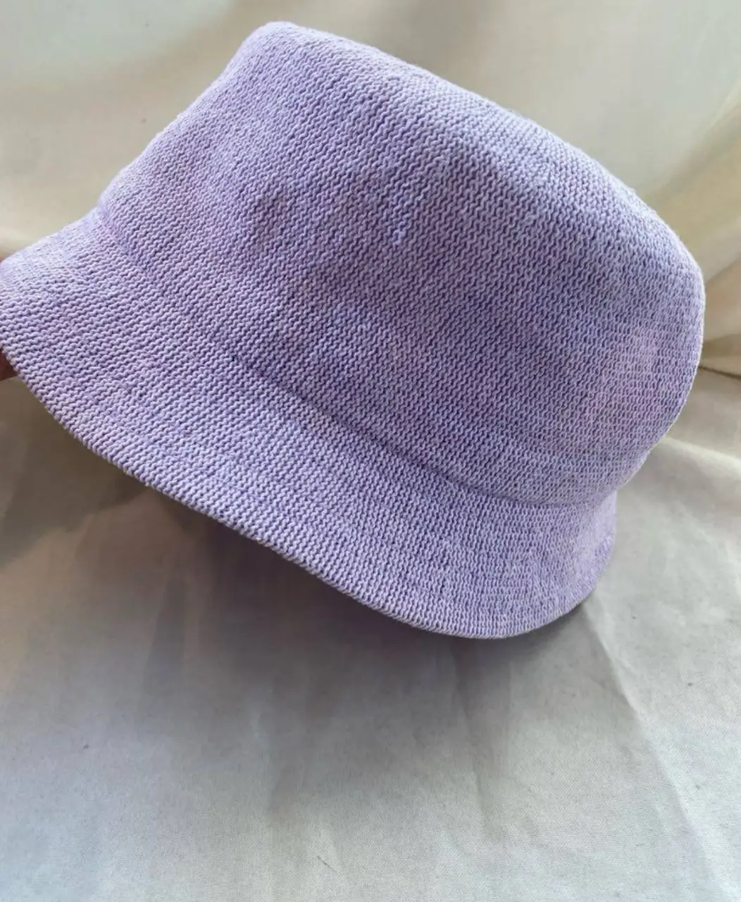Bucket hat lila de tejido suave, ideal para un look casual y moderno. Perfecto para protegerte del sol con estilo.