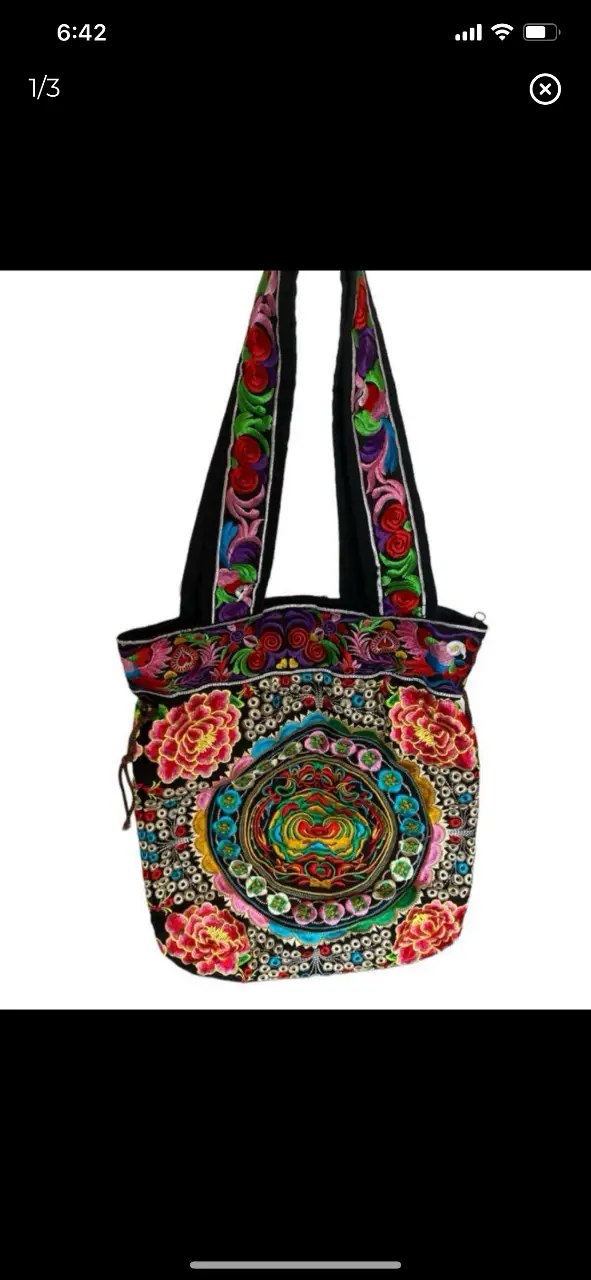 Bolso tote bordado a mano con diseños florales y mandala central. Ideal para un look bohemio y artesanal. Amplio interior con bolsillo interno con cierre. 33x40 