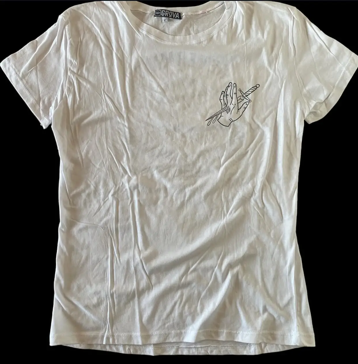 Remera blanca GRÖVA, nueva, talles del 1 al 4. Ideal para un look casual y cómodo.