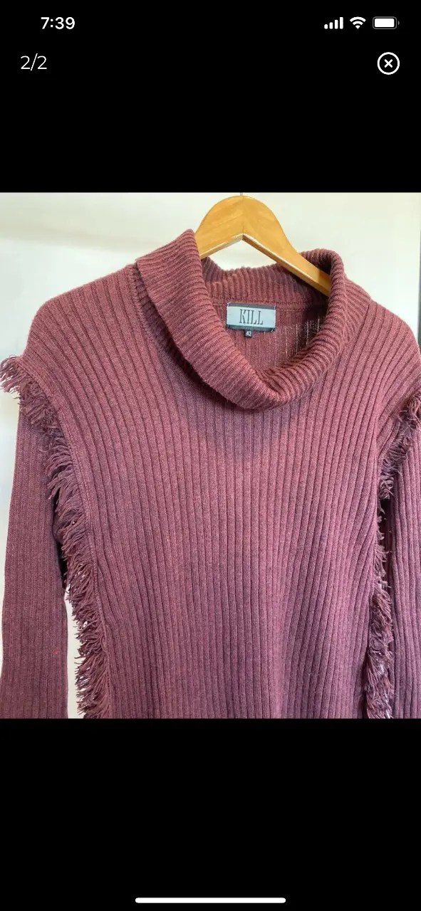 Sweater polera de color borgoña con flecos en los laterales. Ideal para un look casual y abrigado. hombros caídos,  Axilas 50, largo 66