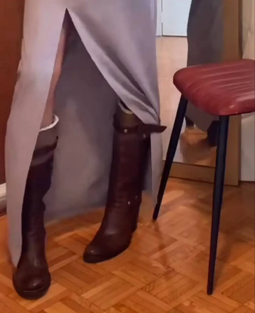 Botas de caña alta de cuero marrón con detalles de hebillas y cierre lateral. Interior con forro de piel y plegables. súper abrigadas. vero cuero italiano del Corte Inglés. ver los  detalles en las fotos. 39.5