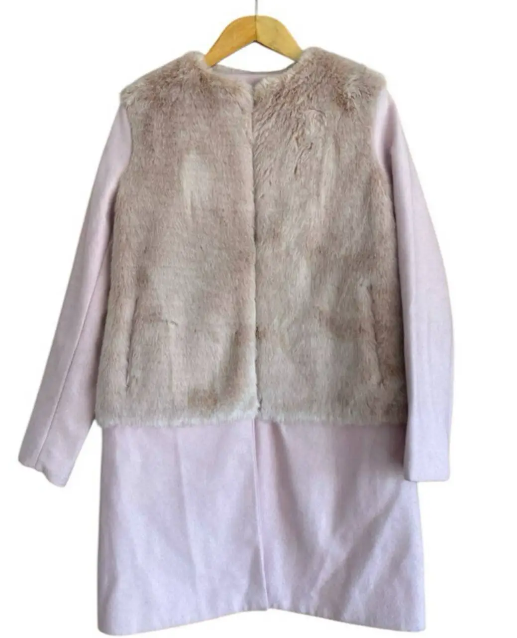 Tapado de mujer, color rosa claro con detalle de piel sintética en la parte superior. Ideal para un look elegante y abrigado.cierre de ganchillo y dos bolsillos escondidos hombros 40 axilas 49 mangas 61 largo 89