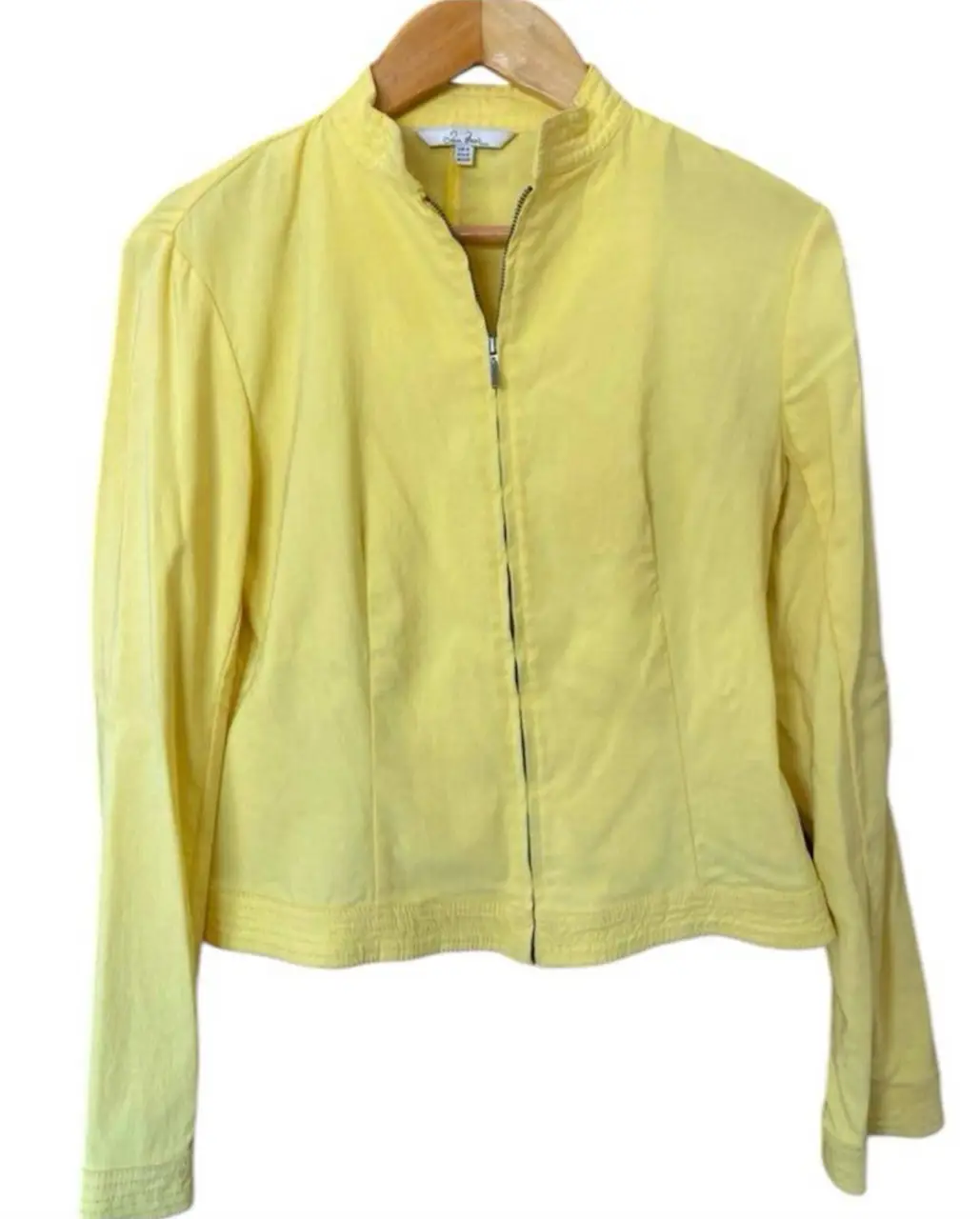 Campera amarilla de mujer elastizados de Zara, con cierre frontal y cuello alto. Ideal para un look casual y moderno. hombros 42 axilas 48 mangas 60 largo 54