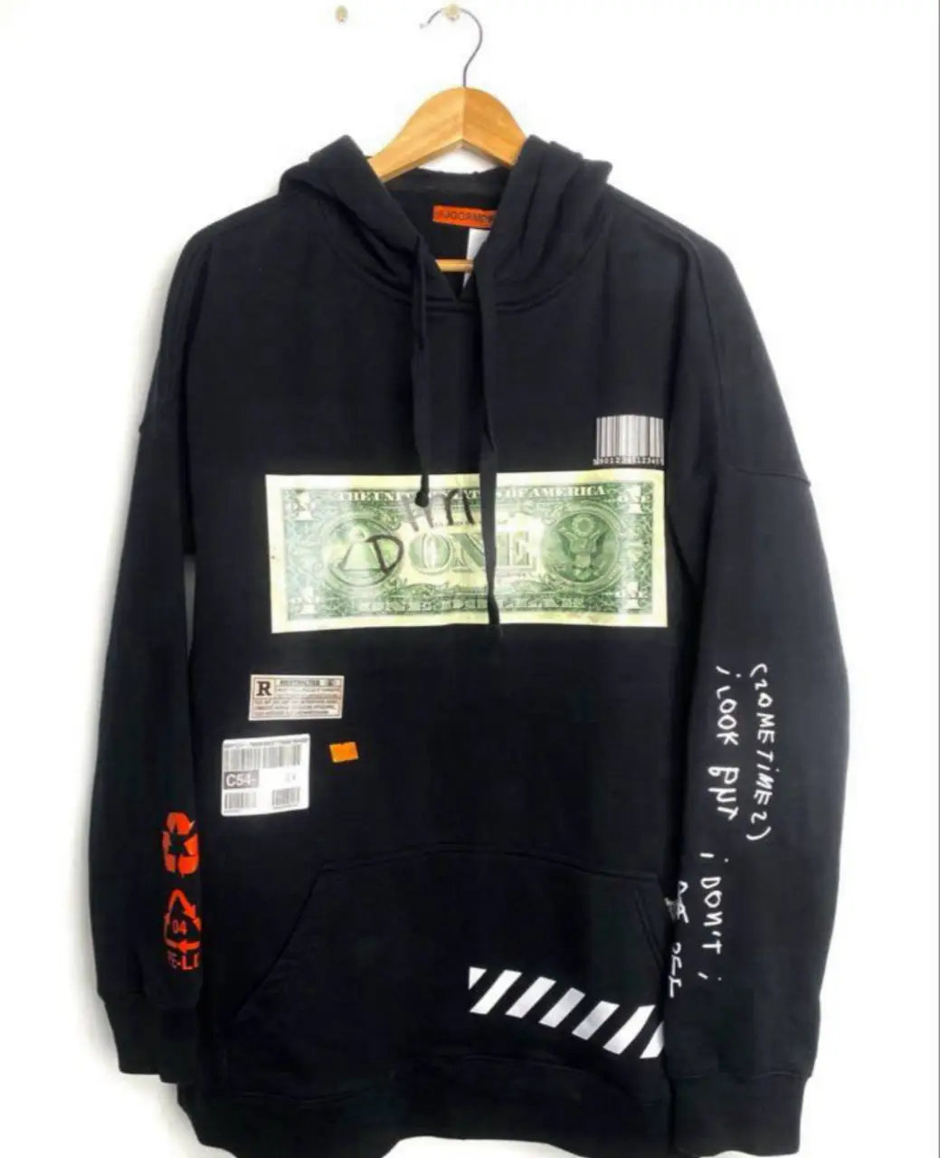 Buzo canguro negro con estampado de un billete de dólar en el frente y detalles de diseño en las mangas y la espalda. Estilo streetwear súper Oversize 