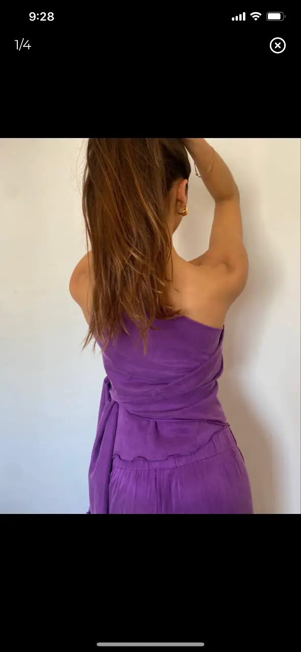 Mono largo de un solo hombro en color violeta. Ideal para eventos especiales o salidas nocturnas. Confeccionado en tela suave , aterciopelada y fluida, con un diseño elegante y moderno. lo podes usar junto o x separado con Jean y zapatillas! 