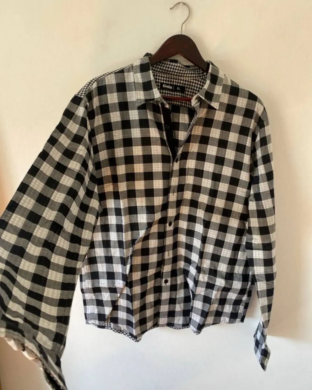 Camisa a cuadros Gola XL, de manga larga, ideal para un look casual y moderno. Confeccionada en tela de algodón, esta camisa es perfecta para usar en cualquier ocasión.