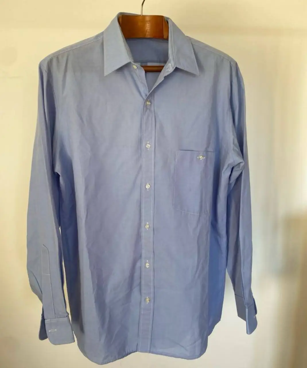 Camisa celeste de hombre, manga larga, con bolsillo en el pecho y cuello clásico. Ideal para un look casual o semi formal.