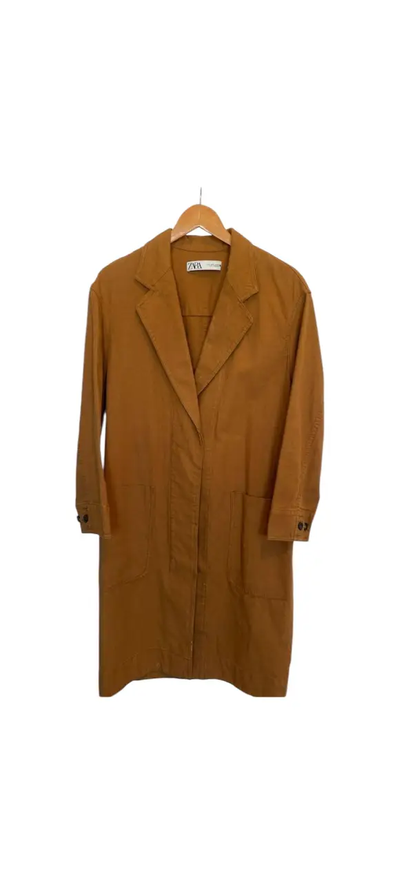 Sobretodo largo estilo trench, con solapas y bolsillos. Marca Zara. tiene como algunas salpicaduras en apenas perceptibles en el frente (agrandar fotos)hombros 50axilas 60 mangas 56 largo 110