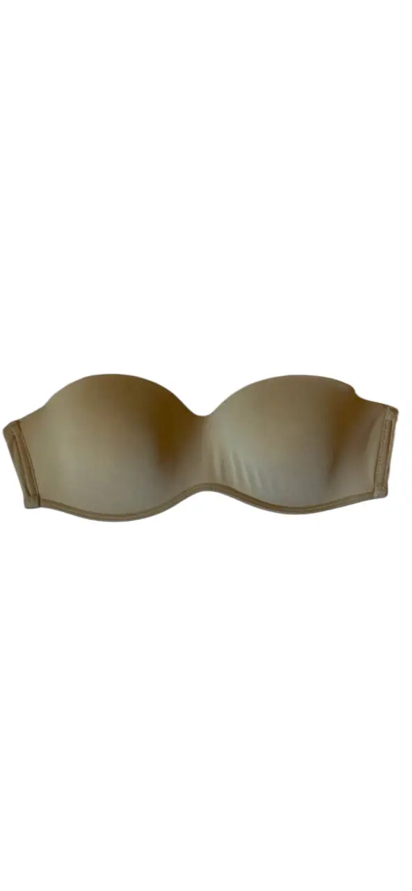Corpiño strapless color crudo, ideal para usar con vestidos o tops sin tirantes. importado. Perfecto para un look elegante y discreto. va para 85/90 aprox (ver medidas)contorno total bajo busto hasta el último enganche 70 cm, tasa 13x13cm, Perdí las tiras